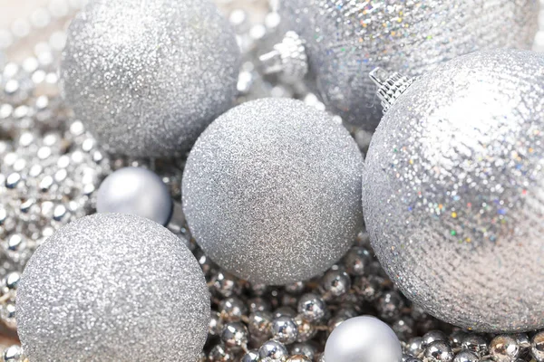 Glanzende zilveren glitter kerstballen close-up op houten tafel — Stockfoto