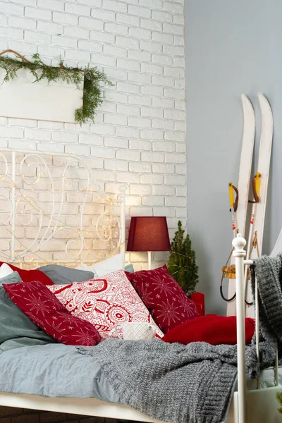 Sovrum inredda för julen tid på nära håll — Stockfoto