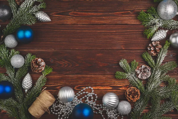 Presente de Natal decorado elegante com fita em fundo de madeira, vista superior — Fotografia de Stock