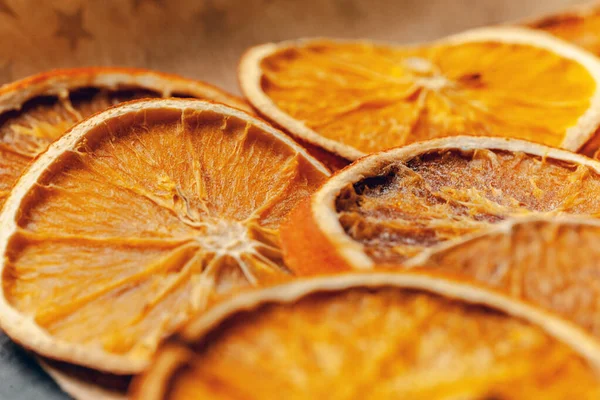 Gedroogde fruitschijfjes met koekjes sluiten op keukentafel — Stockfoto