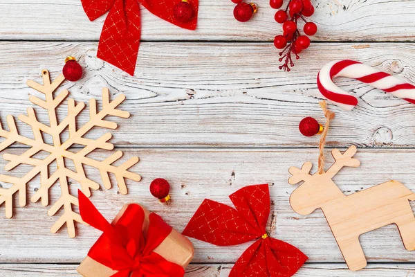 Natal decorações de férias flatlay no fundo de madeira leve — Fotografia de Stock