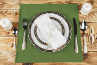 Çiçekli ahşap masa sehpası.