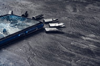 Aletleri olan dijital bir alet. Akıllı telefon konsepti onarılıyor