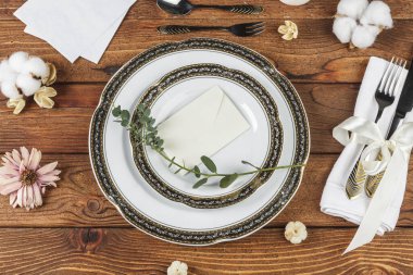 Çiçekli ahşap masa sehpası.