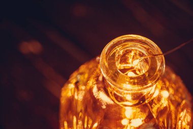 Noel ışıkları. Çelengi karanlığa koyun. Kapatın.