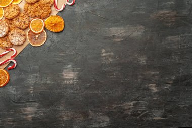 Noel 'de zencefilli kurabiye yapma sürecini kapatın.