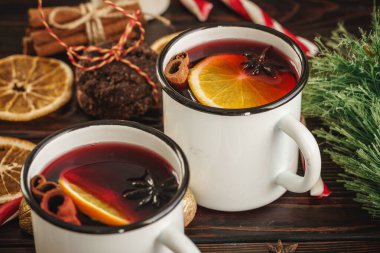 İki bardak Noel şarabı ahşap bir masada.
