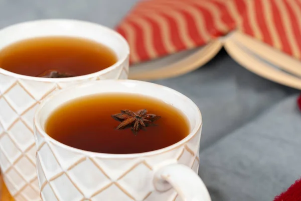 El primer plano el tiro de las tazas del té sobre el tablero de madera en el interior de Navidad —  Fotos de Stock