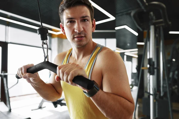 Joven culturista haciendo ejercicio de peso pesado para bíceps en un gimnasio —  Fotos de Stock