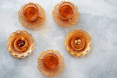 Türk baklavası ve Türk çayı gri zemin üzerinde doğu yemekleri