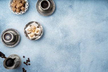 Sofrada Türk lokumu ve kahverengi küp şekerin doğu mutfağındaki bulaşık takımlarının üst görüntüsü