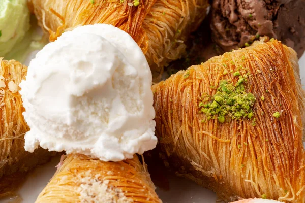 Photo rapprochée du baklava turc servi avec de la crème glacée — Photo