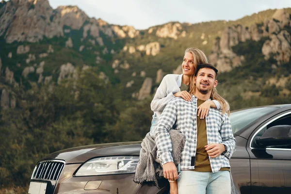 Молода пара в романтичній подорожі в гори на машині — стокове фото