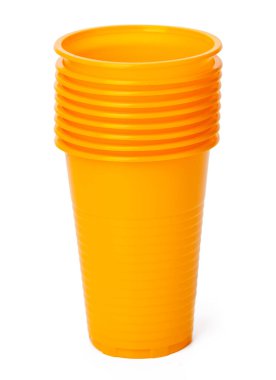 Beyaz arkaplanda plastik bardak yığını