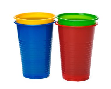 Beyaz arka planda izole edilmiş renkli plastik bardaklar