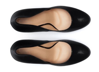 Beyaz arka planda kadın ayakkabıları. Üstte görüntü.