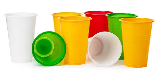 Primer plano de vasos de plástico para bebidas aisladas en blanco — Foto de Stock