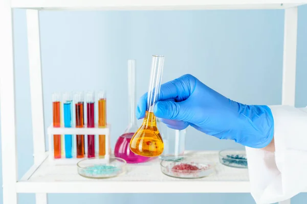 Forskare som arbetar med kemiska prover i laboratorium närbild — Stockfoto