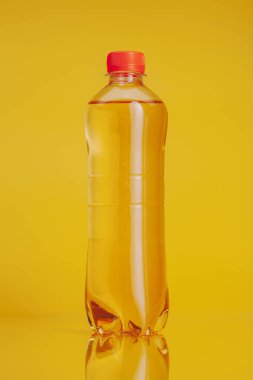 Parlak sarı arka planda içki dolu plastik şişe