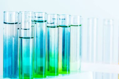 Renkli sıvılar ile farklı laboratuvar cam yakın