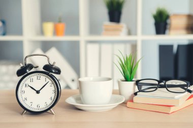 Ahşap arka plan klasik vintage çalar saat ve kahve fincanı