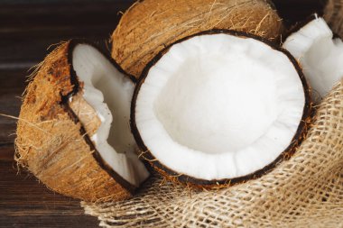 Koyu yaşlı ahşap bir masada kırık hindistan cevizi yakın