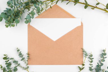 Ahşap masadaki boş mektubun Noel süslemeleri ile en üstteki görünümü