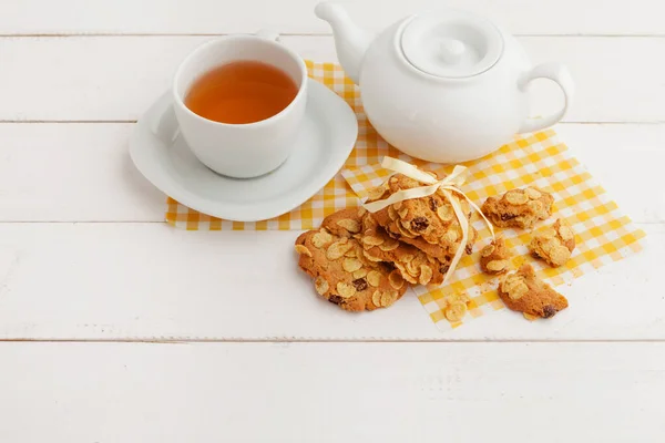 Homemade crunchy cookies and tea on a wooden table — Stock Photo, Image