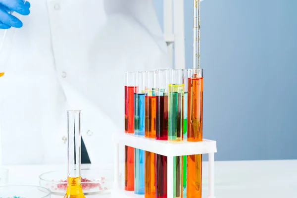 Wetenschapper werken met chemische monsters in het laboratorium close-up — Stockfoto