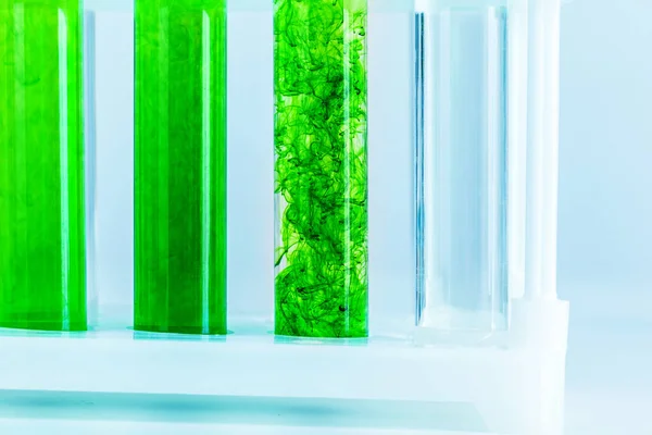 Zöld folyadékok kémcsövekben kémiai laboratóriumi közelről — Stock Fotó