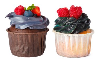 Beyaz arka planda izole edilmiş iki kek. Yakın plan.