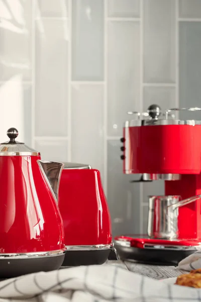 Prateleira de cozinha com utensílios vermelhos e louça — Fotografia de Stock