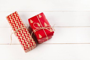 Üst manzaralı beyaz ahşap masa.