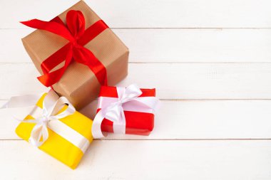 Üst manzaralı beyaz ahşap masa.