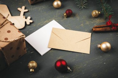 Noel arkaplanı mektup, zarf ve tüy kalemle çevrili mevsimlik süslemelerle