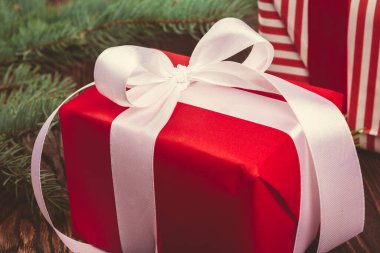 Noel hediyeleri ve çam ağacı dalları ahşap masa, üst manzara