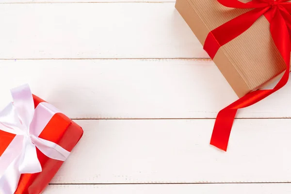 선물 상자 옆에 흰색 탁자 위에 리본이 달린 선물 상자 — 스톡 사진