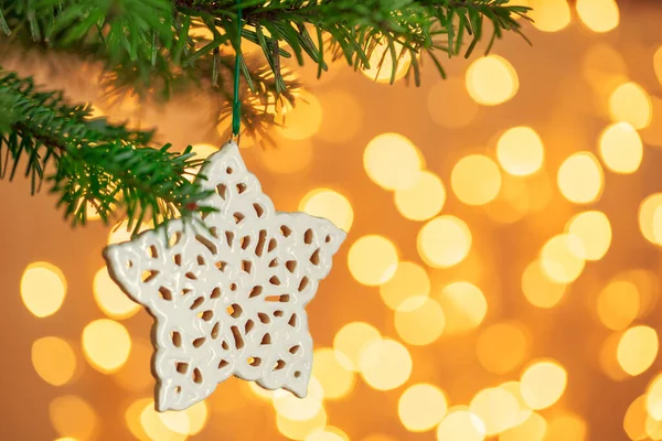 クリスマスツリーの背景と黄金のボケの背景に雪のフレークとクリスマスの装飾 — ストック写真