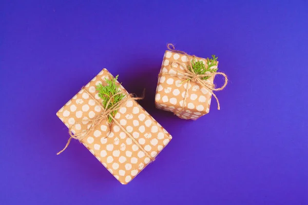 Gift box on purple background top view — Stock Photo, Image