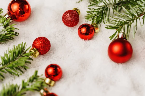 Mesa de neve com decoração de bugigangas de Natal de perto — Fotografia de Stock