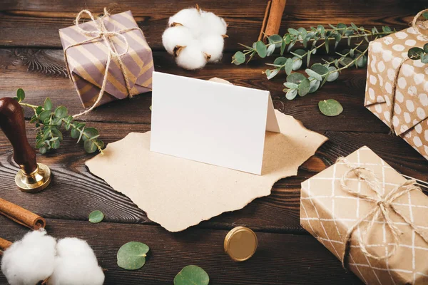 Lettera vuota con una piuma su vecchio sfondo in legno decorato con oggetti di Natale — Foto Stock