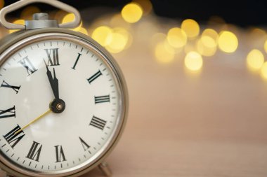 Bokeh ile bulanık Noel arka plan retro çalar saat yakın