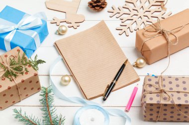 Noel ve yeni yıl tebrik kartları hazırlama süreci, üst görünüm