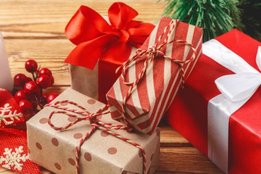 Masada kurdeleli Noel hediyesi kutuları