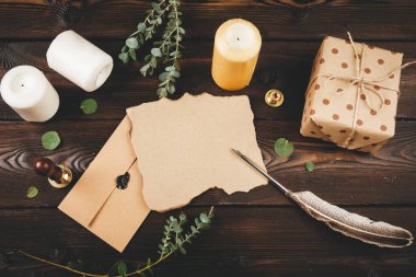 Tatil tahtası dekore edilmiş arka planda Noel postası yazmak