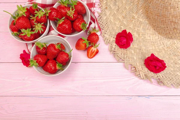 Plate of strawberry on pink wooden background — Stock Photo, Image