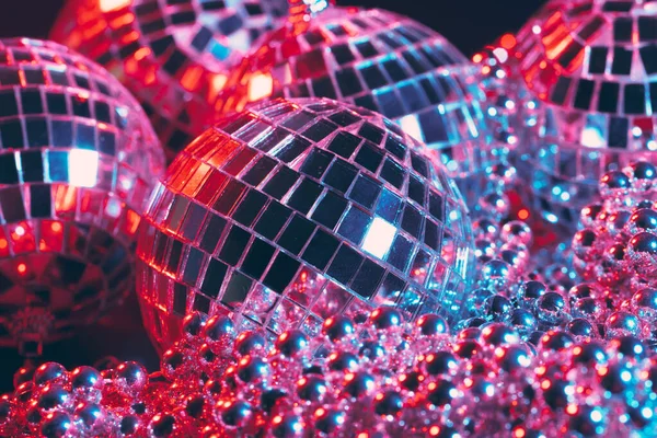 Fond de fête disco brillant avec des boules miroir réfléchissant la lumière — Photo