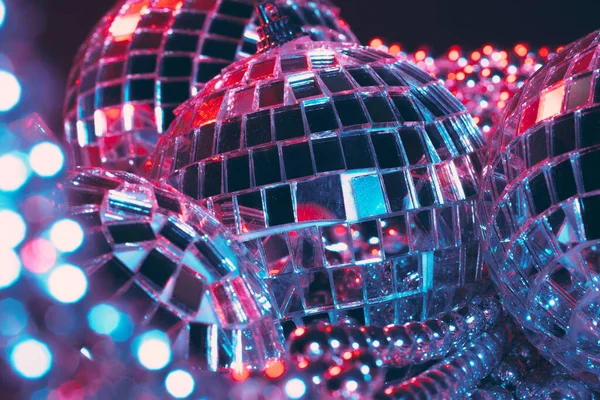Glanzende disco party achtergrond met spiegelballen reflecterend licht — Stockfoto