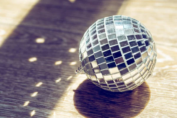 Ігристе диско-куля в денному світлі. Концепція партії . — стокове фото