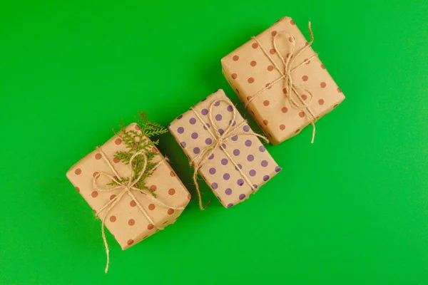 绿色背景装饰礼品盒,平铺顶视图 — 图库照片
